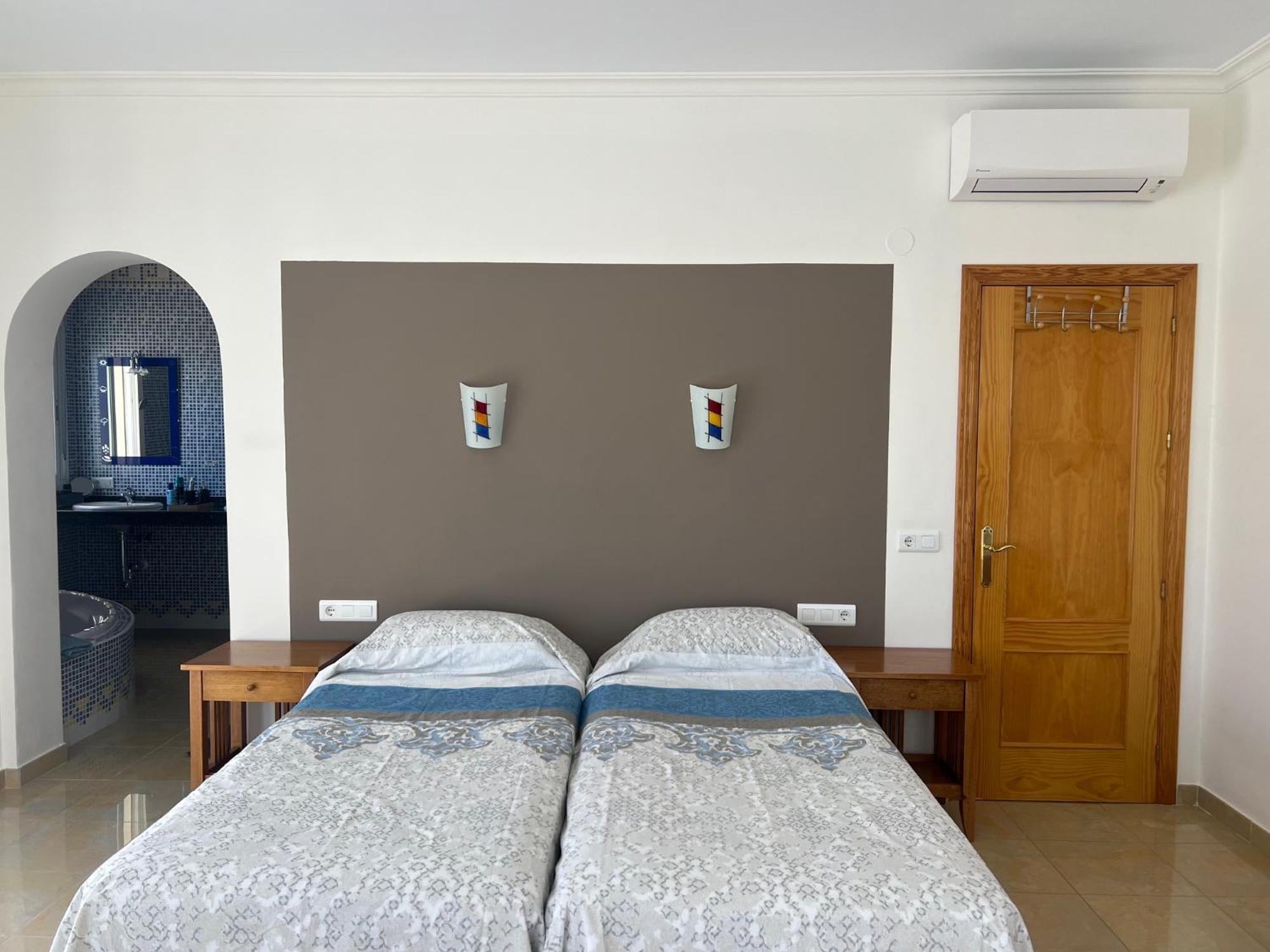 ארנאס Villa Camakini With Heated Pool And Sea View מראה חיצוני תמונה