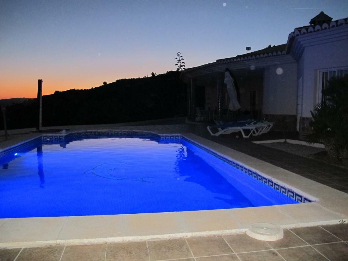ארנאס Villa Camakini With Heated Pool And Sea View מראה חיצוני תמונה